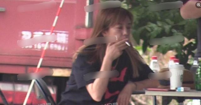 赵薇索赔案终审败诉罚43万 片场素颜吸烟状态差（图）