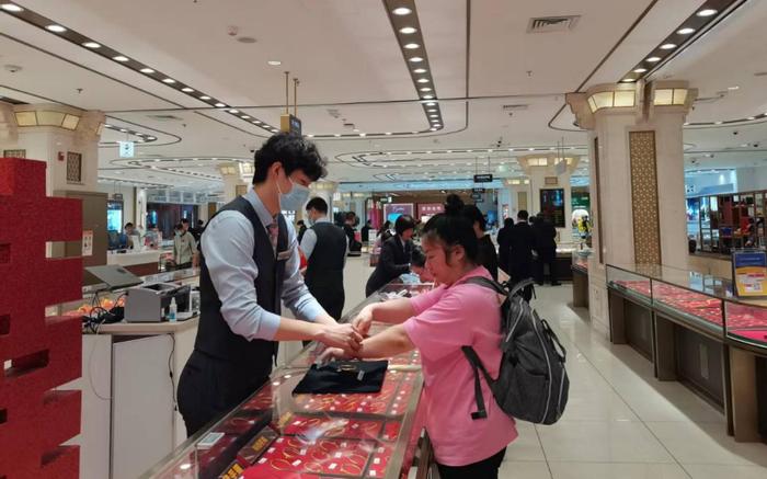 期货黄金的保证金_黄金价格涨破900元/克_北京菜市口百货大楼金饰抢购