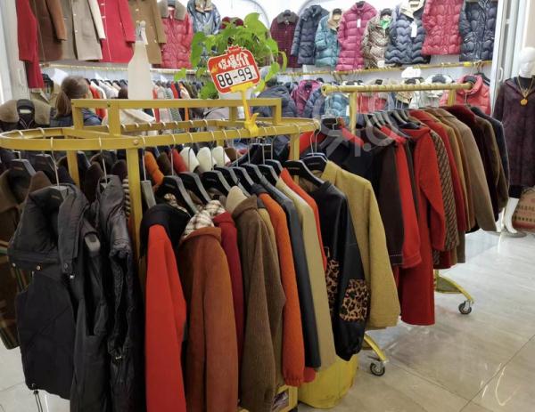 人从众……卖疯了！杭州这些地方大排长龙，有人一口气带走七八件