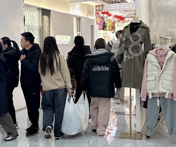 人从众……卖疯了！杭州这些地方大排长龙，有人一口气带走七八件