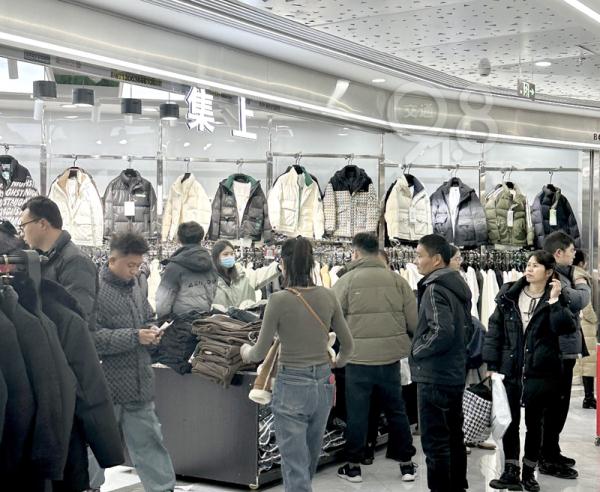 人从众……卖疯了！杭州这些地方大排长龙，有人一口气带走七八件