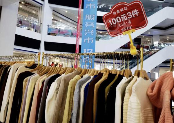 人从众……卖疯了！杭州这些地方大排长龙，有人一口气带走七八件