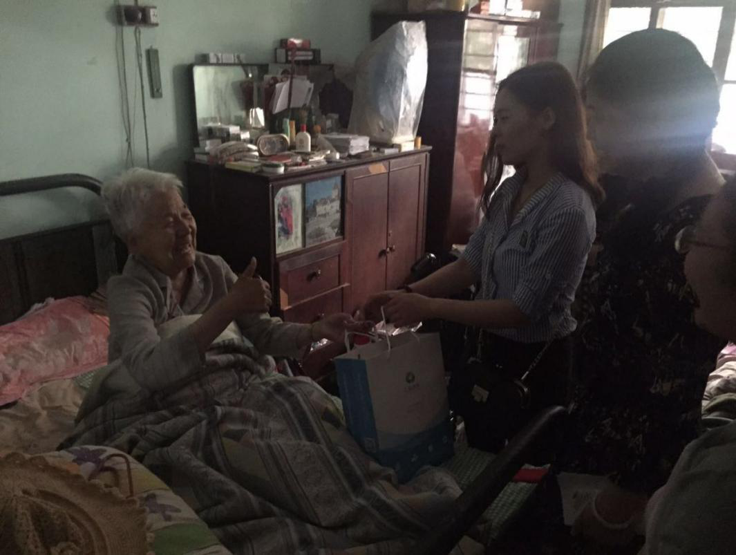 汇盈金服理财安全吗_关爱伤残家庭送温暖_社区走访慰问百岁老人